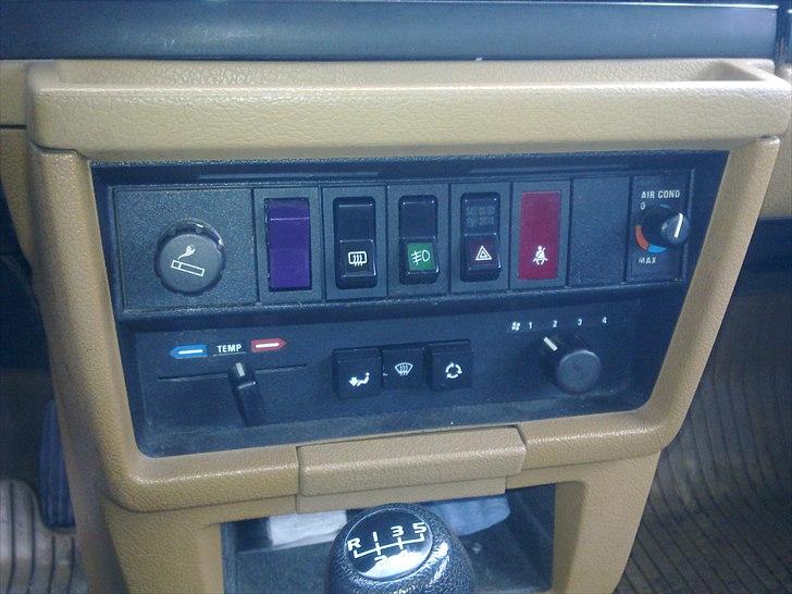 Volvo 240 GLT skrottet - instrumentpanelet til aircondistionen billede 5