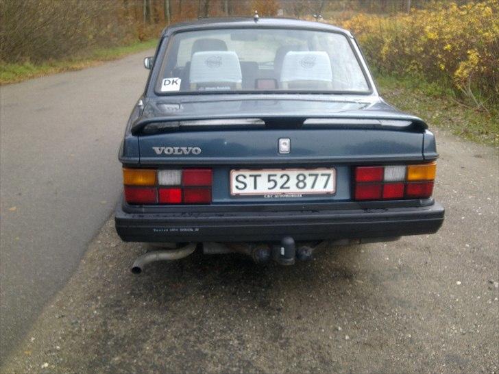 Volvo 240 GLT skrottet - volvoen set bagfra med spoileren billede 7