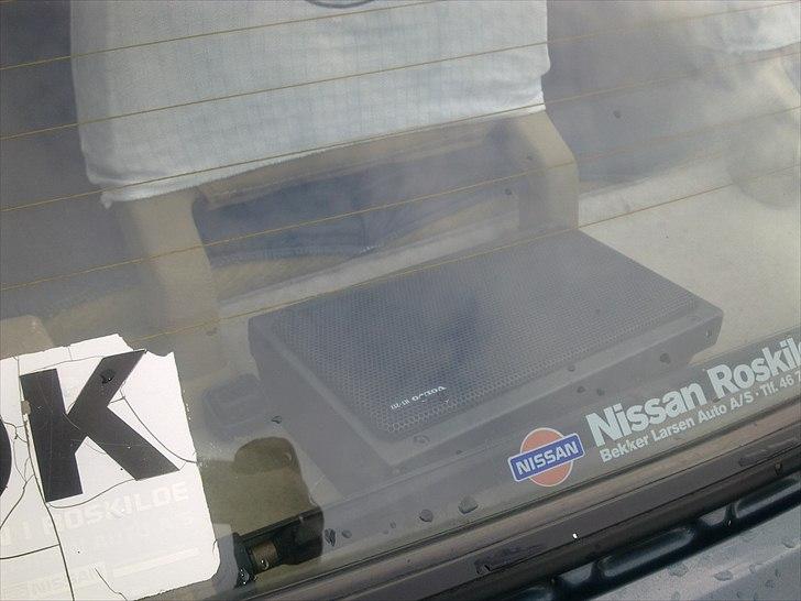 Volvo 240 GLT skrottet - højtalerne i bagruden billede 10