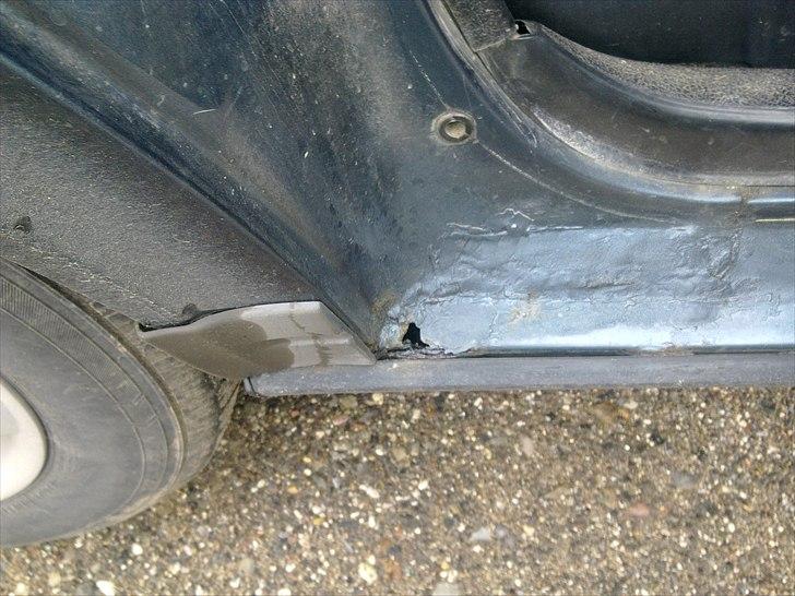 Volvo 240 GLT skrottet - lige et billed af rusten billede 12