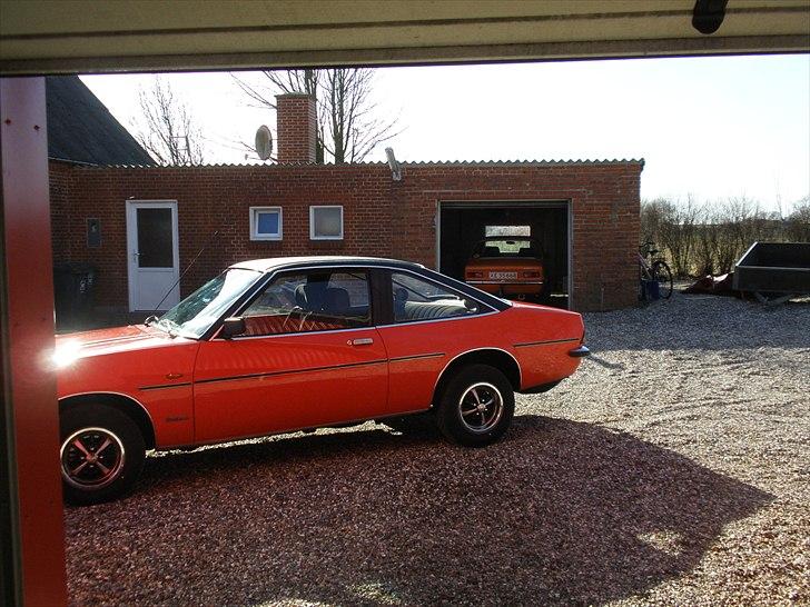 Opel Manta B berlinetta - Man kan lige skimte den gamle Kadett c i garagen bag ved :) billede 8
