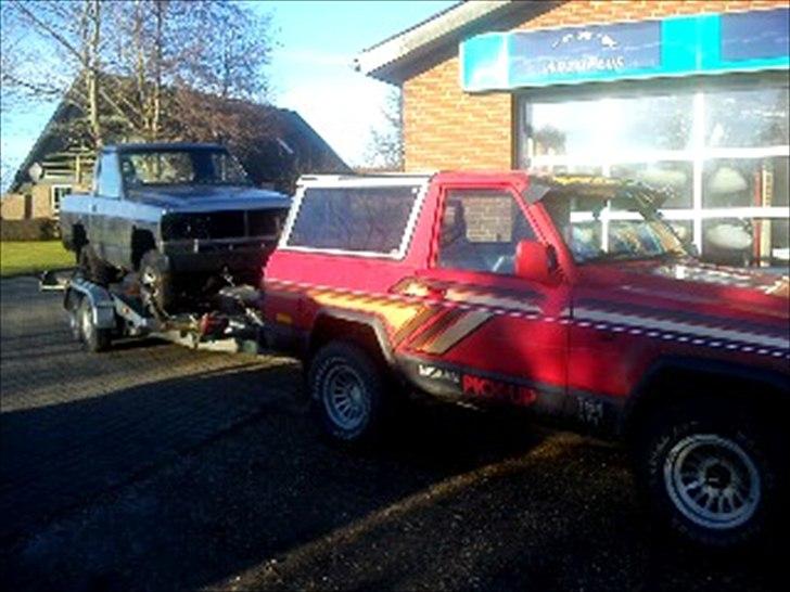 Nissan patrol 2,8td 260er - her helt standart og med en reservedels bil på slæb billede 5