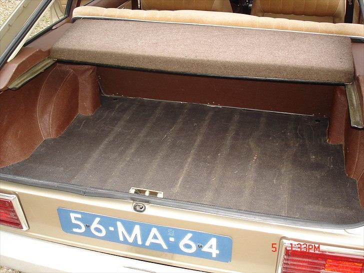 Simca 1307 Speciál (Blondie) - God plads, og stor fleksibilitet, hvis sædet lægges ned.... Det var der ikke mange andre vogne, der kunne tilbyde i 1976... billede 9