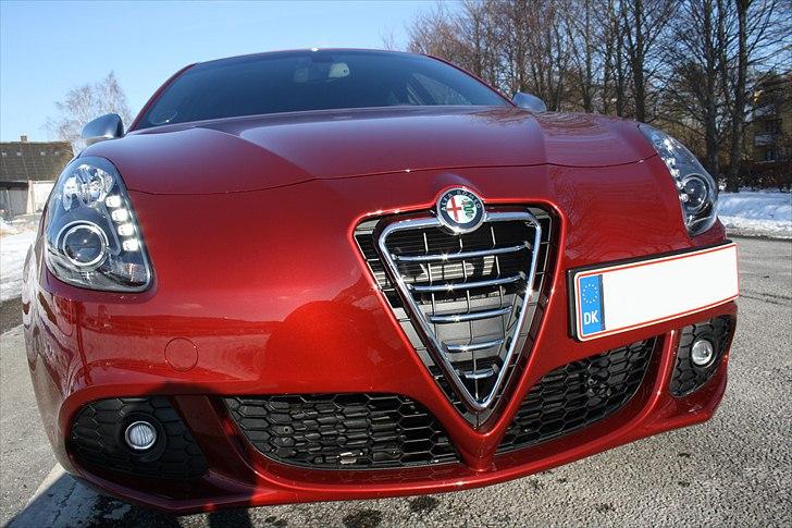 Alfa Romeo Giulietta MultiAir *Solgt* - Markant front med det store V, og de 2 streger fra kølerhjelmen gør bilen let-genkendelig. billede 1