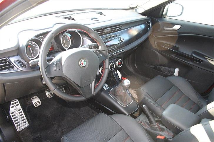 Alfa Romeo Giulietta MultiAir *Solgt* - Super flot kabine, og lugten af nyt italiensk læder er fandme dejligt :) billede 4