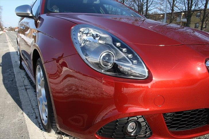 Alfa Romeo Giulietta MultiAir *Solgt* - Mange nuancer af rød i denne lak. billede 12