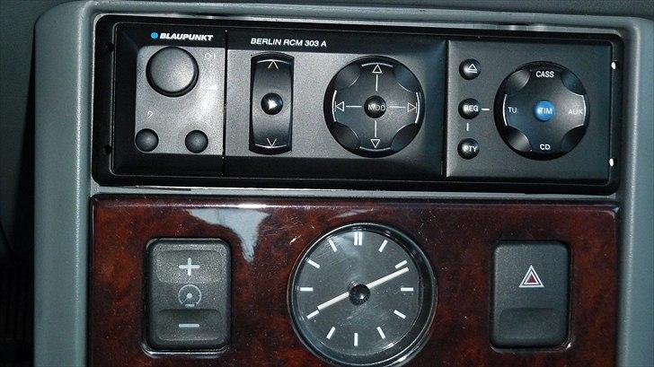 Rover 820 ti - Betjeningspanel til anlægget: Blaupunkt Berlin RCA 303A + analogur billede 8