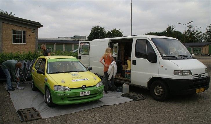 Peugeot 106 Rally 1.6 GTI - Lige ankommet til Schackenborg GrusRally 2010 - klar lige om lidt..  *grin* billede 9