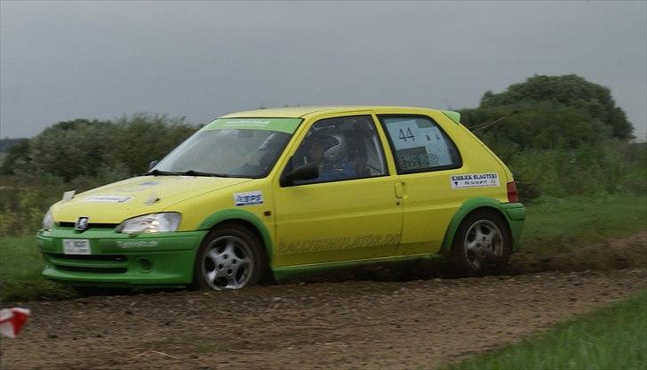 Peugeot 106 Rally 1.6 GTI - Tager svingene snævert og hurtigt. billede 10