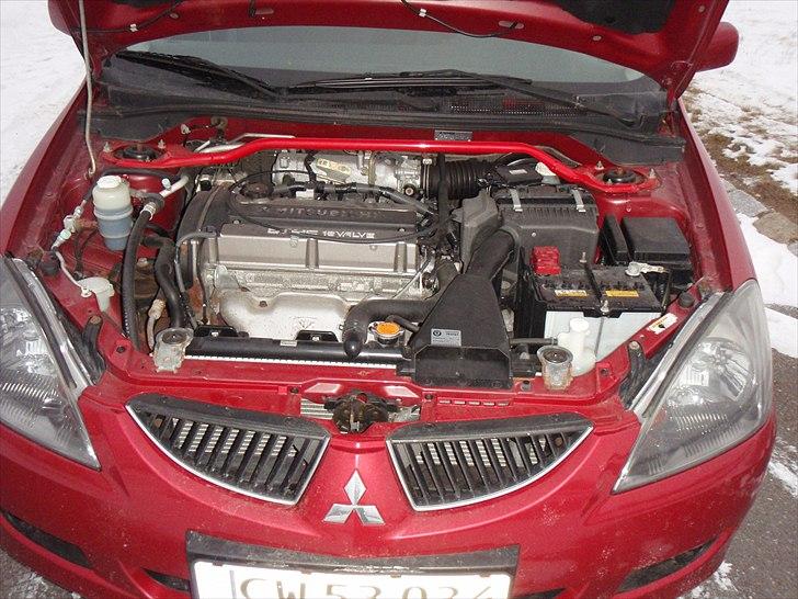 Mitsubishi Lancer 2.0 Sport ST - Motoren, med den røde tårnstiver billede 9
