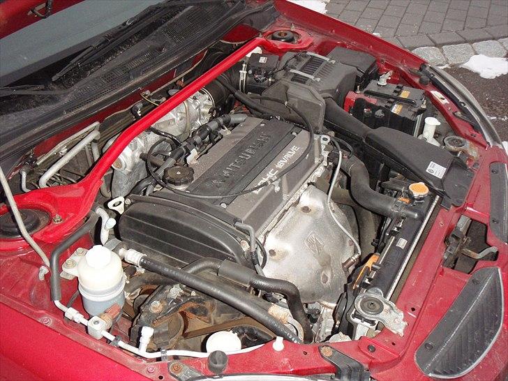 Mitsubishi Lancer 2.0 Sport ST - Motoren, med den røde tårnstiver billede 10