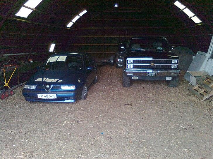 Alfa Romeo 155 2.0 TS          - to daglige biler der betyder majet for maj   . helt nede bag ved til højre under tæppet holder min anden alfa romeo en fin GTV fra 1979 os en daglig bil  billede 19