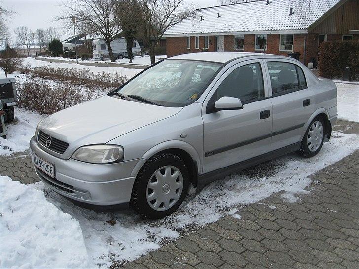 Opel Astra G - Fra siden står på vintersutter billede 2