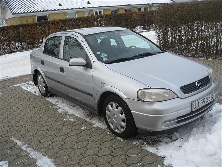 Opel Astra G - Fra siden står på vintersutter billede 3