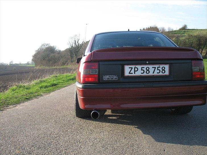Opel Vectra 2000 16V - fed bagende med brede fælge og et rundt udstødning billede 6