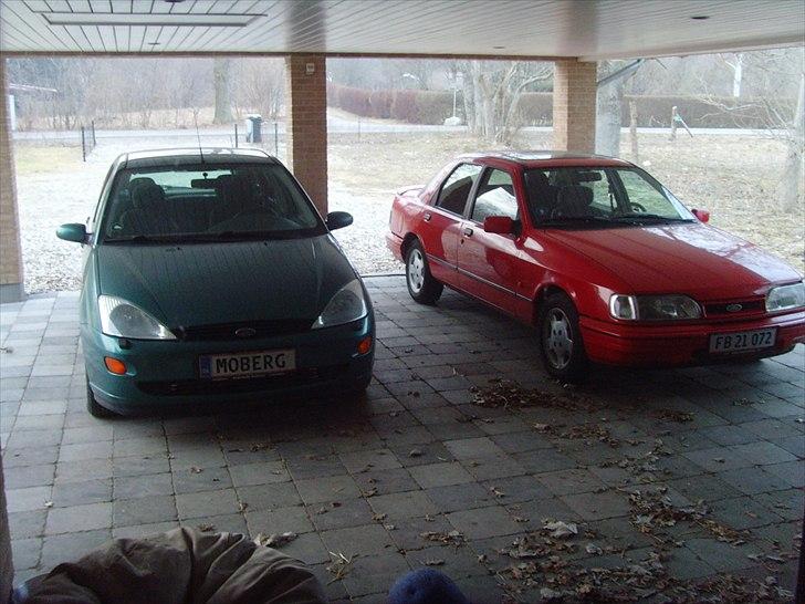 Ford Sierra GT  R.I.P - Der Holder den jo fint ved siden af vores Focus! :) billede 12