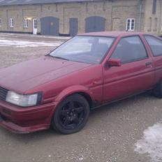 Toyota AE86 (døbt lille lyn)