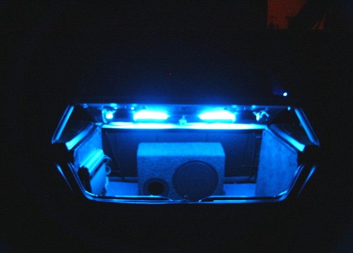 VW Golf 2 RIP - 2 blå cathoderør i bagagerum - med det gamle anlæg... billede 10