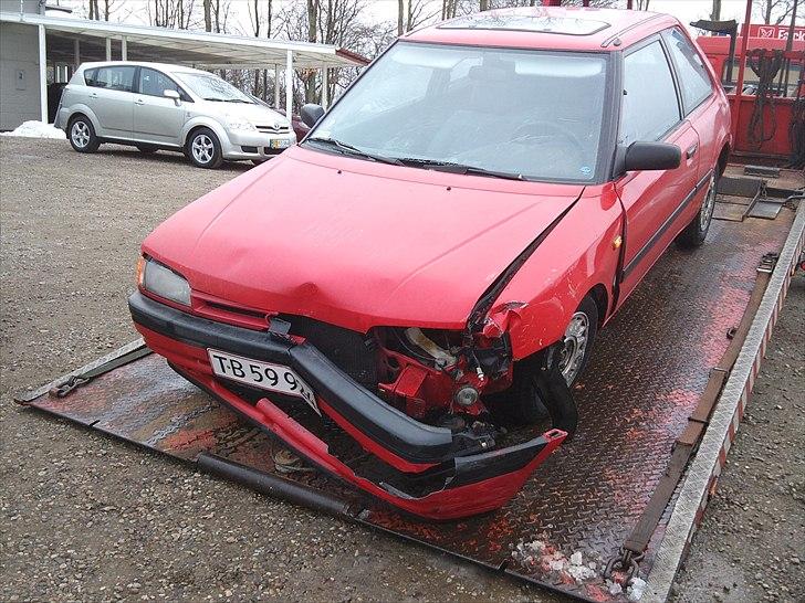 Mazda 323i !!!DØD!!! - Jaa.. så røg mazda`en i et sving!! .. :( d. 04/03-2011 billede 11