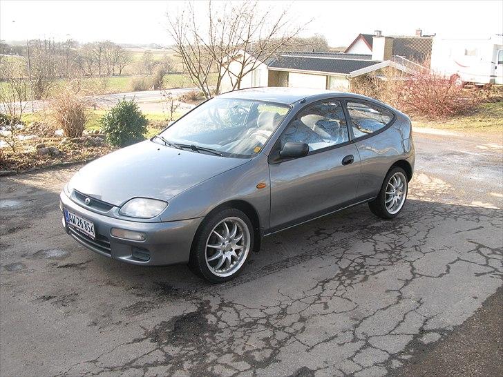 Mazda 323c billede 1