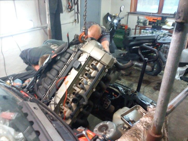 BMW 320I E30  Touring - så er motoren på vej ud billede 18