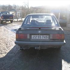 BMW E30 320i