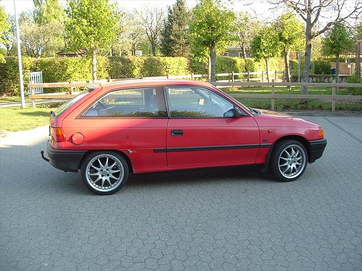 Opel Astra F CC - Ja der er lidt rust der skal laves under listerne og så skal der svejses alu tank dæksel i :) billede 2