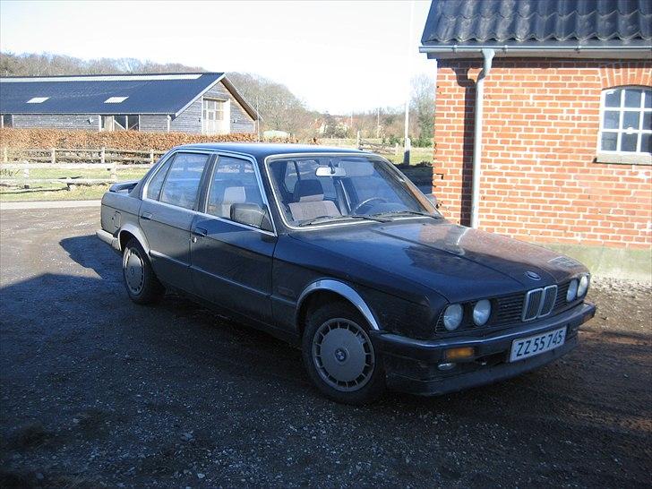 BMW E30 320i billede 1