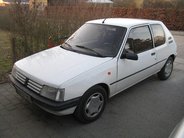 Peugeot 205 "Løveungen" Skrottet - Utroligt hvad lidt undervogn kan gøre. billede 7