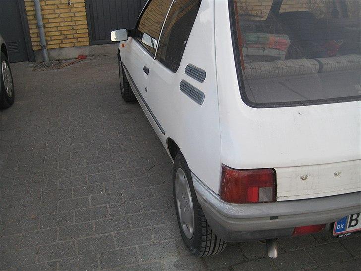 Peugeot 205 "Løveungen" Skrottet - Ja ja, nu ved man hvorfor en gammel milf også kan se godt ud: spartel og kit :-) billede 10