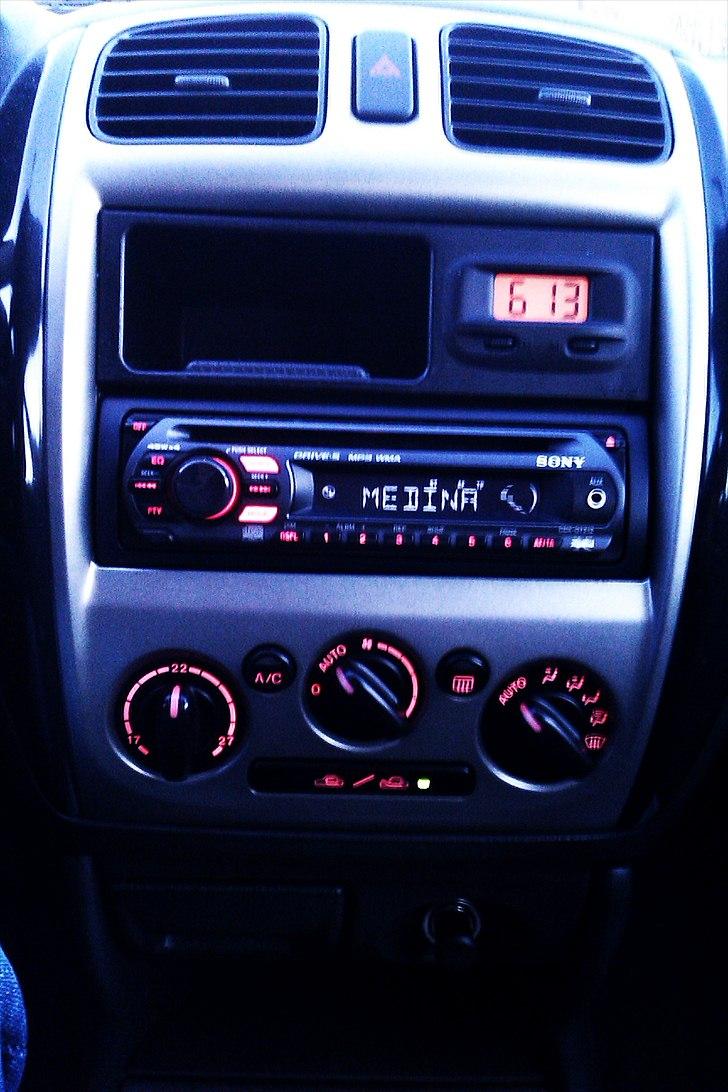 Mazda 323F Sportive - Kan ikke lige gøre for at de spillede Medina i radioen :bb billede 9