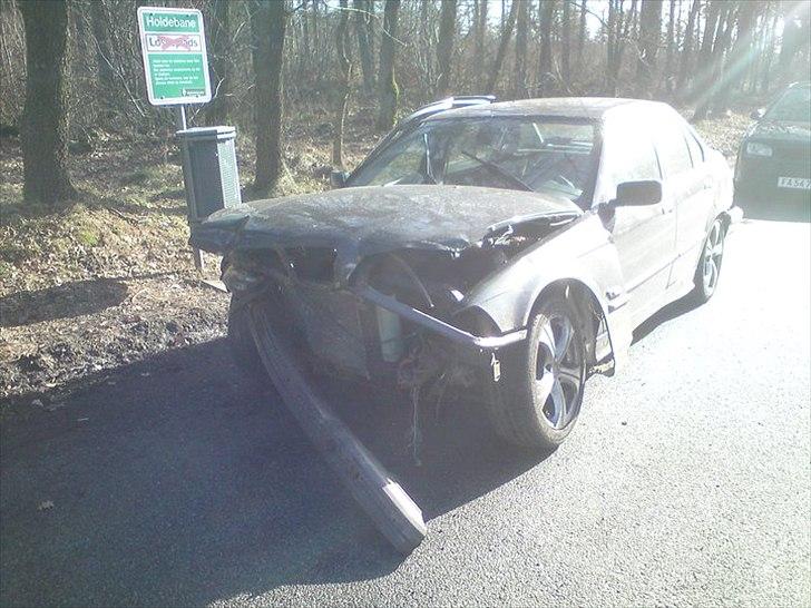 BMW 3er serie E36 320 i aut. - Som den står nu! Det sker jo når man sælger den til en som ikk kan styre sådan en.... R.I.P billede 17