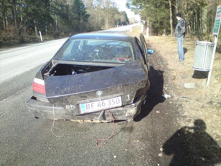 BMW 3er serie E36 320 i aut. - Som den står nu! Det sker jo når man sælger den til en som ikk kan styre sådan en.... R.I.P billede 18
