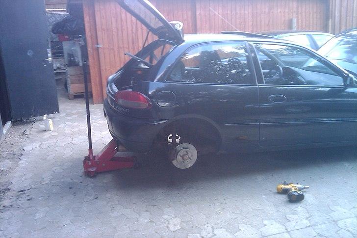 Mitsubishi Colt 1,8 GTI Solgt - Lige fået skiftet bremser så den kan bremse igen billede 6