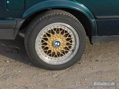 BMW 320i - fede fælge men de trænger til at blive poleret hvis der er nogen der ved hvor jeg kan få det gjort billigt må i gerne skrive til mig billede 6