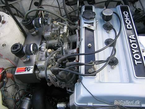 Toyota Celica ST - Der skal instrøjtning på med størrere dysser så den kan stilles helt perfekt ind. billede 16