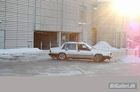 Volvo 740 TURBO - fandt lige et billed af lidt drift. glæder mig lidt til køre sidelænds igen. det er sku dejligt.    ikea gentofte billede 6