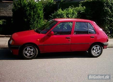 Peugeot 205 version "SU Bling" - Den lille racer, dog inden fælgene blev poleret, og der kom hvid blink. billede 4