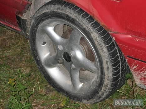 Mazda 323  solgt  - hmmm beskidt...  billede 13