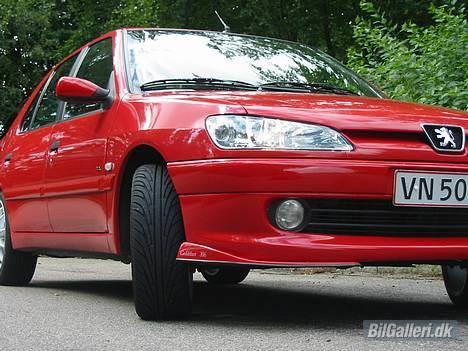 Peugeot 306 1,4 glx - Ja der er stadig langt ned til asfalten........men satser meget på at det bliver næste operation på den :-) billede 4