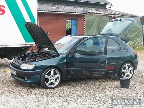 Peugeot 306 1,4  SOLGT - ved at vaske bilen billede 1