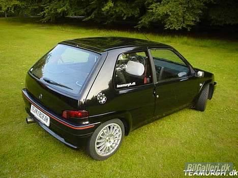 Peugeot 106 rallye 1,3 (SOLGT) - Ny vasket og poleret, og der er kommet teamets web adresse i sideruden. Siden hen har den fået tonet ruder billede 4