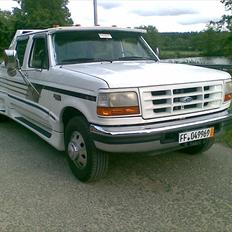 Ford F350 Crew Cab Dually