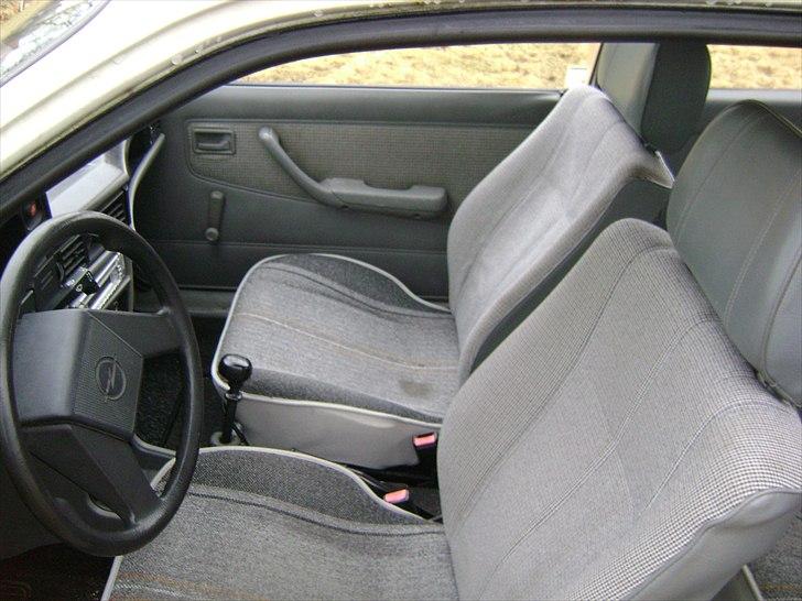 Opel KADETT E 1.3s SOLGT :) - kabinen hvor det gamle rat sidder i  :) den har fået vectra a rat i nu  billede 6