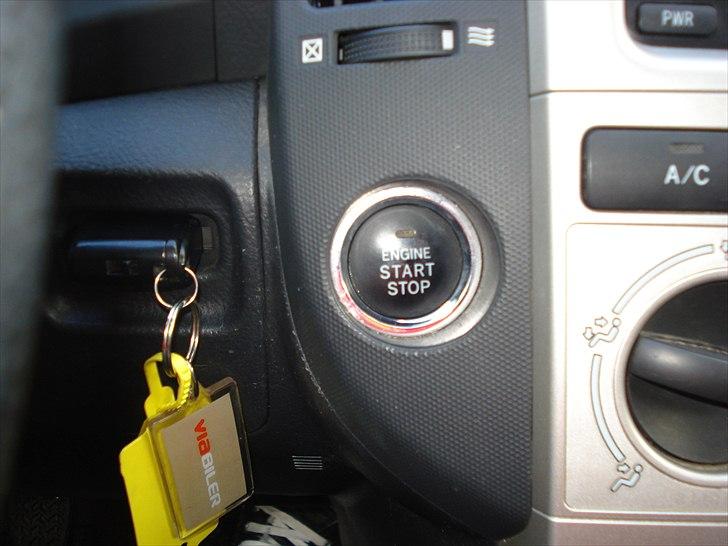 Toyota Corolla Sportsvan - Start/Stop knap, det er nu meget sjovt når man kun har haft alm drejetæning  billede 8