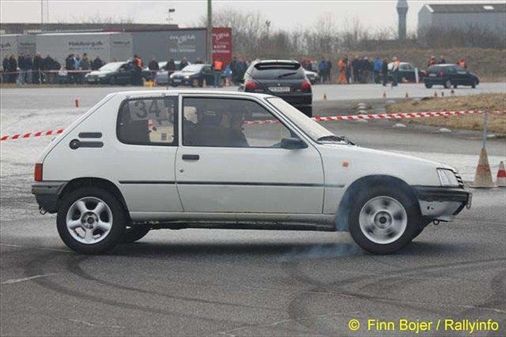 Peugeot 205 "Løveungen" Skrottet - Hvem siger at en forhjulstrækker med 65 HK ikke kan driftes .-) billede 11