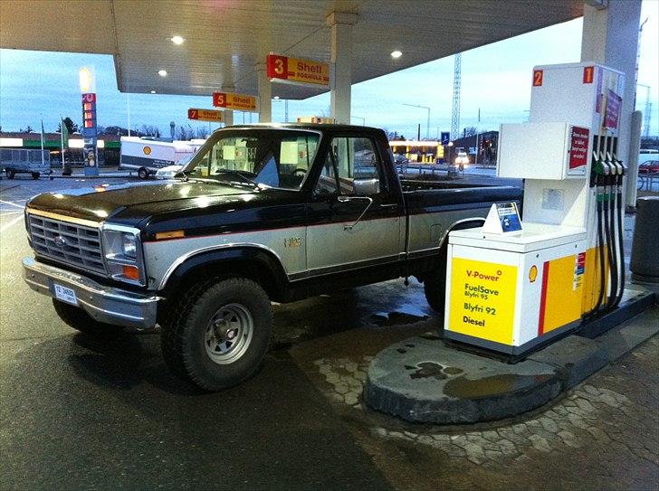 Amerikaner Ford F150 - Den vil meget gerne ind på tankstationer billede 15