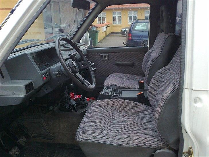 Nissan Patrol 2,8 solgt - Synes selv den er utrolig velholdt indeni. billede 4