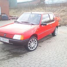 Peugeot 205 "paul" givet væk