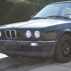 BMW E30 320i